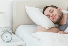 ¿Dormir a la misma hora todos los días? Un hábito que podría mejorar tu presión arterial