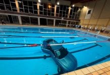 Francia: un auto en el que viajaba una niña de 5 termina en el fondo de una piscina municipal