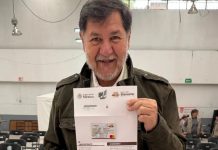 Noroña presume su tarjeta del Bienestar para adultos mayores