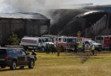 Continúan las labores de recuperación de cuerpos de víctimas, a casi 24 horas del accidente aéreo en Toluca