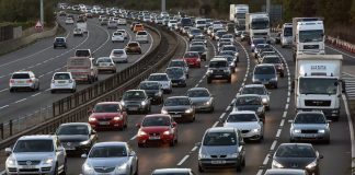 Unión Europea mete reversa y ya no prohibirá la venta de automóviles de combustión en 2035