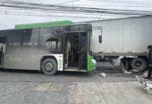 Choque entre camión de pasajeros y tráiler deja 28 heridos en NL