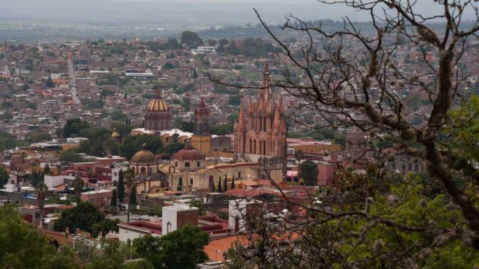 personas-se-enfrentan-con-policias-en-san-miguel-de-allende-150453