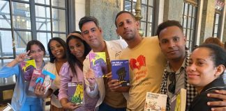 Cubanos agradecen a Sheinbaum entrega de libros del programa “25 para el 25”