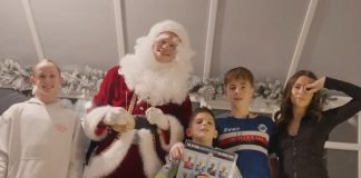 Haaland da sorpresa a niños vestido como Santa Claus