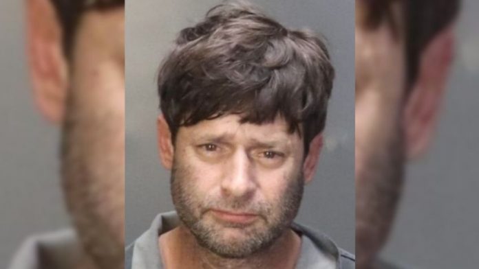 Justicia divina: Sujeto racista intenta incendiar casa de su vecina y termina quemado