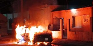 Arrojan bomba molotov y fuego consume auto en La Laguna