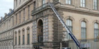 El Museo del Louvre instala reja de seguridad en la ventana del robo de octubre