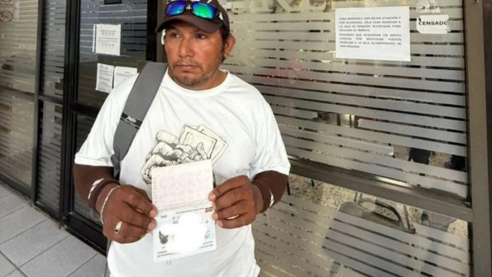 Llega a Texas el padre del menor fallecido en accidente aéreo de la Semar; va por el cuerpo de su hijo y a ver a su esposa