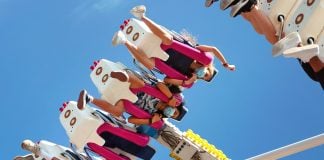 Salen volando 3 personas de juego mecánico en Puebla