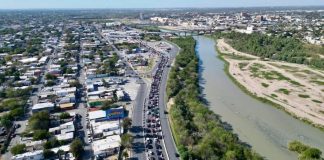 Regreso de los paisanos provoca largas filas para cruzar a Estados Unidos por Nuevo Laredo