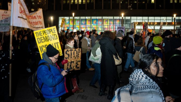 miles-toman-las-calles-en-minneapolis-en-protesta-por-la-muerte-de-mujer-durante-redada-antiinmigran-011642