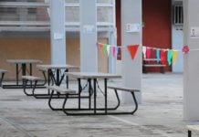 Niña se come un candado de su diario de juguete a la hora del recreo