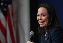 María Corina Machado, ganadora del Premio Nobel de la Paz, causó polémica luego de entregar la presea al presidente de Estados Unidos, Donald Trump, durante la reunión que sostuvieron; sin embargo, ¿puede la opositora venezolana regalar la medalla y perder su reconocimiento? Unotv.com te da los detalles. ¿Se puede entregar la medalla del Premio Nobel de la Paz? Luego de que María Corina Machado entregara la medalla del Premio Nobel de la Paz, el Instituto Nobel Noruego explicó que sin importar lo que ocurra “con el diploma o la medalla del premio”, el galardonado, en este caso la opositora venezolana,“es y será siempre… quien permanecerá en la historia como el ganador”. A través de un comunicado, el Instituto Nobel Noruego enfatizó que no cambia identidad de la persona galardonada, aunque ya no cuente con el diploma o medalla. “Aunque la medalla o el diploma cambien de propietario, eso no modifica para nada la identidad de la persona o la organización a la que el premio Nobel de la Paz fue otorgado”, enfatizó Además, destacó que “un galardonado puede hacer lo que quiera con la medalla, el diploma o el dinero del premio”, y que cuando el premio se otorga, la decisión es definitiva y válida para siempre. María Corina Machado causó polémica por entregar la medalla del Premio Nobel de la Paz a Donald Trump, quien, en varias ocasiones, afirmó que sería “un gran honor” para él si la venezolana se lo cedía. María Corina no es la primera en regalar la medalla del Premio Nobel Aunque las opiniones se dividieron tras el regalo que le hizo María Corina Machado al presidente Trump, esta no es la primera vez que un galardonado decide obsequiar una medalla del Premio Nobel. En 1943, el Nobel de Literatura, Knut Hamsun, entregó su medalla al ministro de propaganda nazi Joseph Goebbels. Muchos años más tarde, en 2022, Dmitry Muratov, premio Nobel de la Paz, vendió su medalla por 100 millones de dólares para recaudar fondos destinados al fondo de la ONU para la infancia UNICEF para ayudar a los niños ucranianos refugiados. En 2024, la viuda del exsecretario General de la ONU, Kofi Annan, donó la medalla y el diploma del Premio Nobel de la Paz de 2001 a la oficina de la ONU en Ginebra.