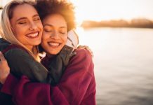 Un abrazo al día: lo que la ciencia revela sobre su impacto en tu mente y tu cuerpo