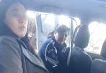 Mujer enfurece con jovencitas en cine y les lanza café hirviendo