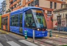 Otro accidente en España: un tranvía descarrila luego de colisión