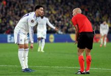 Árbitro da asistencia y después anula el gol en la derrota de Edson Álvarez en la Europa League