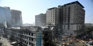 Suman 67 muertos tras incendio de un centro comercial en Pakistán