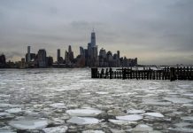 Migrantes, quienes retiran nieve en tormenta invernal de Estados Unidos