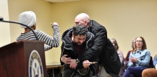Sujeto ataca a congresista demócrata rociándola con líquido desconocido durante discurso en Minneapolis