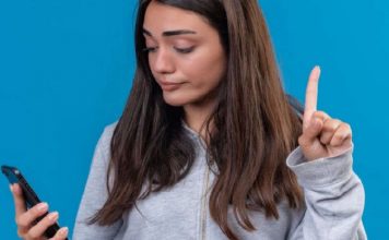 Esto dice la psicología sobre las personas que solo usan un dedo para escribir mensajes del celular