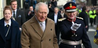 El rey Carlos III fue abucheado en una visita oficial en medio del escándalo Epstein: “¿Hace cuánto lo sabías?”