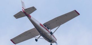 Video: aeronave se estrella sobre autos en una avenida de Georgia