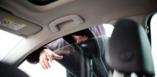 Pareja se libra de asalto en carretera de Chile al arrollar a uno de los agresores; hecho queda grabado en video