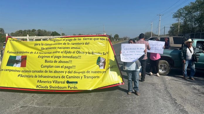 Bloqueo en Libramiento de Naciones Unidas y carretera Rumbo Nuevo por ejidatarios; reclaman pago pendiente