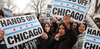 Estudiantes de Chicago alzan la voz por sus padres migrantes, exigen la salida de ICE