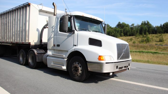 trailer-choca-con-negocio-y-una-casa-en-uruapan-video-094546