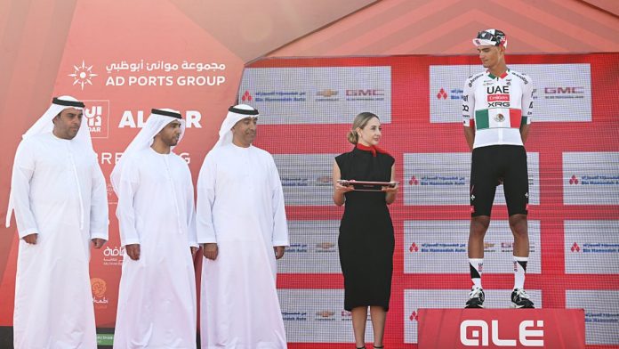 Isaac del Toro domina la etapa inaugural y estrena el maillot en el UAE Tour 2026