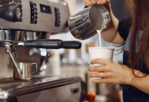 En Guadalajara abren la primera cafetería nudista; ¿cuánto cuesta comer ahí?