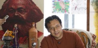 Tras más de 100 horas atrincherado en su exoficina, Marx Arriaga es notificado y deja su puesto