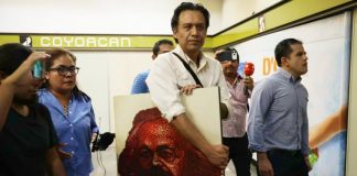 VIDEO: Con cuadro de su tocayo, Marx deja la oficina de la SEP y toma el Metro