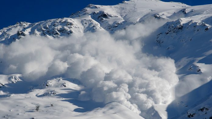 avalancha-de-nieve-deja-10-esquiadores-desaparecidos-y-6-varados-cerca-del-lago-tahoe-en-california-235949