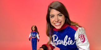 Así es la Barbie de Regina Sirvent, piloto mexicana en la NASCAR