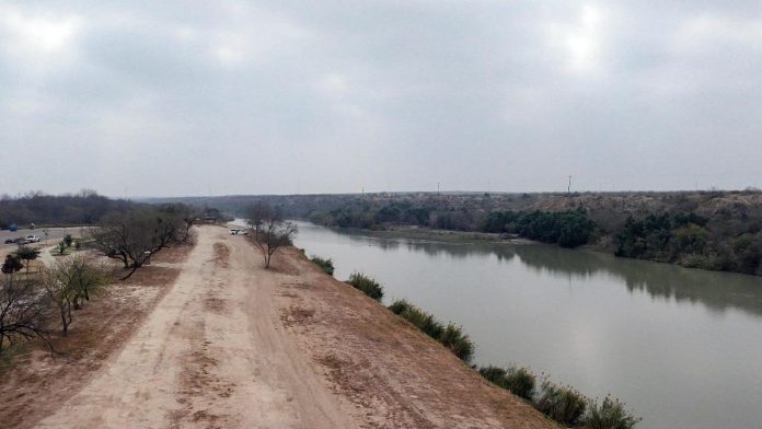 “Van a derrumbar mi casa”: familias enfrentan expropiación por muro fronterizo de Trump