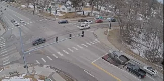 VIDEO: Socavón se traga dos camionetas en plena calle de Nebraska