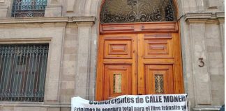 Comerciantes toman accesos de Palacio Nacional en la calle Moneda