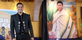 Carlos Rivera es inmortalizado junto a grandes de la música mexicana; el cantante develó su retrato en el Salón Tenampa