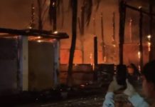 Incendio consume decenas de restaurantes y palapas en Puerto Escondido, Oaxaca