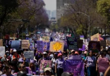 Más de 100 mil mujeres marchan en CDMX durante el 8M; Sheinbaum destaca carácter pacífico de las protestas