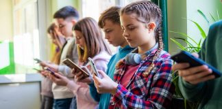 Ni WhatsApp ni TikTok: Morelos prohíbe el uso de celulares dentro de las escuelas