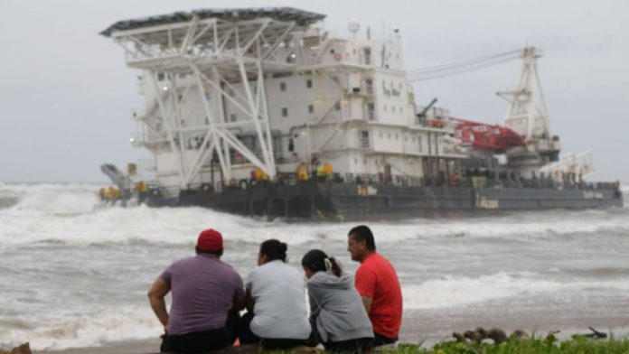 996285-coatzacoalcos-barco-encallado-web-1-092841
