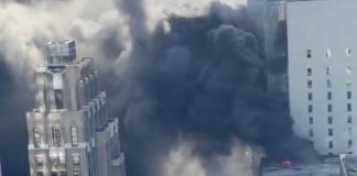 Las impresionantes imágenes de un incendio en Manhattan previo al desfile de San Patricio en Nueva York