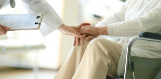 Cómo cuidar las rodillas después de los 60: los consejos clave del traumatólogo Pedro Guillén