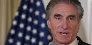 Venezuela ve a Trump como “Simón Bolívar”, dice secretario interior de EEUU; Trump afirma caerle “bien a hispanos”