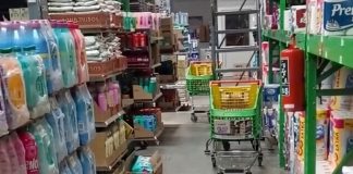 VIDEO: guardia de seguridad se asusta y llora al ver carritos moverse solos en supermercado